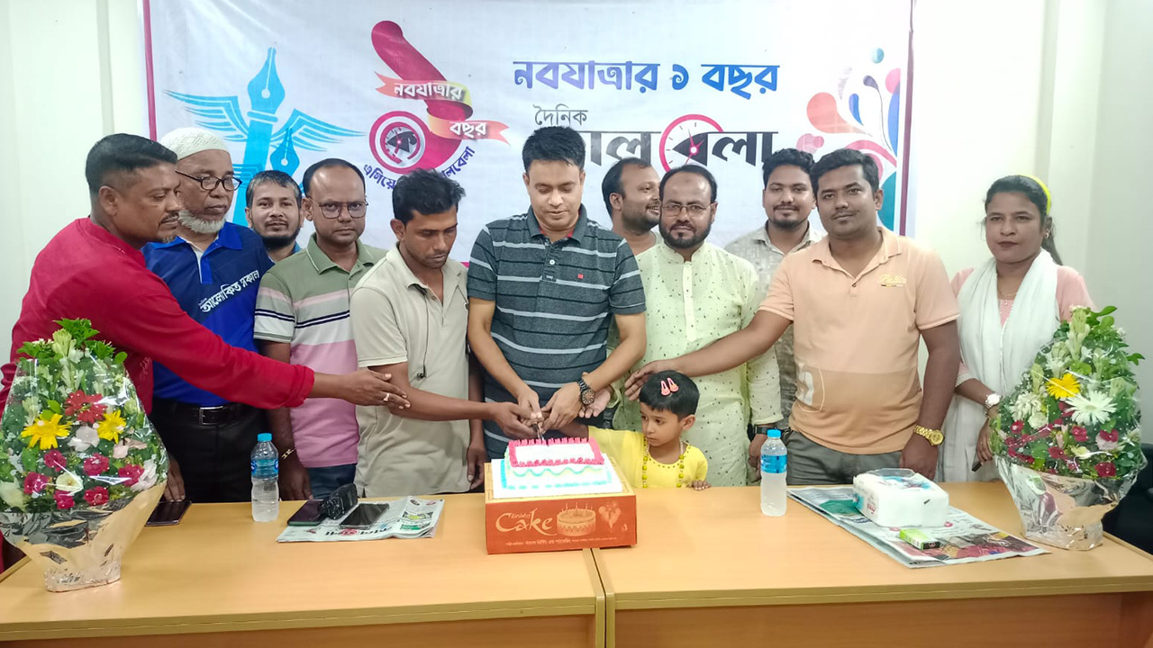 আদমদীঘিতে আলোচনা সভা ও কেক কাটার মাধ্যমে কালবেলার প্রতিষ্ঠাবার্ষিকী উদযাপন। ছবি : কালবেলা