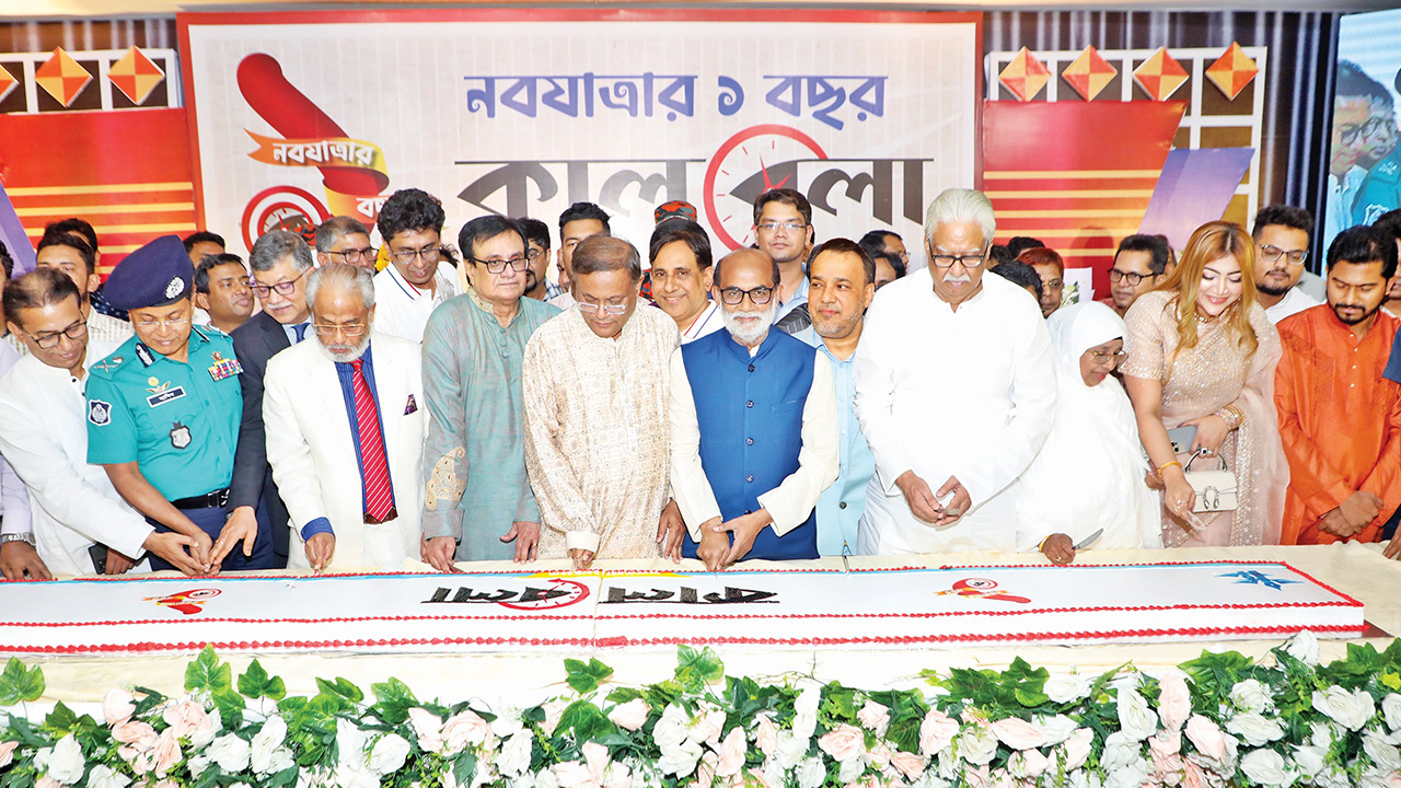 রাজধানীর অফিসার্স ক্লাবে সোমবার দৈনিক কালবেলার নবযাত্রার বর্ষপূর্তি অনুষ্ঠানে কেক কাটেন তথ্য ও সম্প্রচারমন্ত্রী ড. হাছান মাহমুদ, মৎস্য ও প্রাণিসম্পদমন্ত্রী  শ ম রেজাউল করিমসহ অতিথিরা। ছবি : কালবেলা