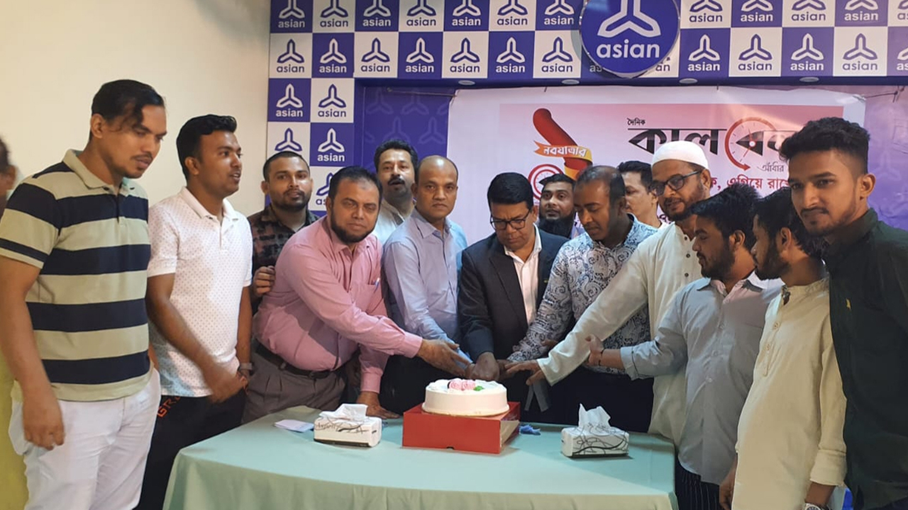 সৌদি আরবে কালবেলার নবযাত্রার বর্ষপূর্তি উদ্‌যাপনে কেক কাটা হয়। ছবি : কালবেলা