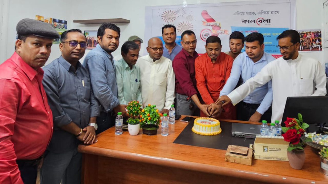 কুয়েতে কালবেলার প্রতিষ্ঠাবার্ষিকীর কেক কাটা হয়। ছবি : কালবেলা
