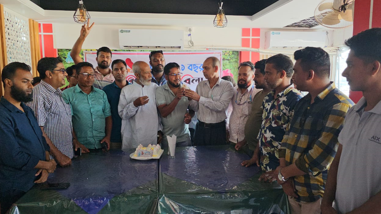 পাবনার বেড়ায় কালবেলার প্রতিষ্ঠাবার্ষিকীর কেক কাটেন অতিথিরা। ছবি : কালবেলা