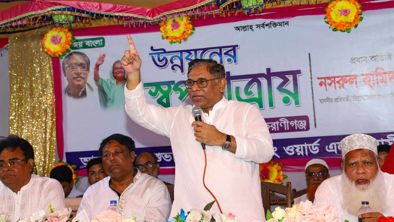 কেরানীগঞ্জের শুভাঢ্যা ইউনিয়নের ২নং ওয়ার্ডে উঠান বৈঠকে কথা বলছেন নসরুল হামিদ বিপু। ছবি : কালবেলা