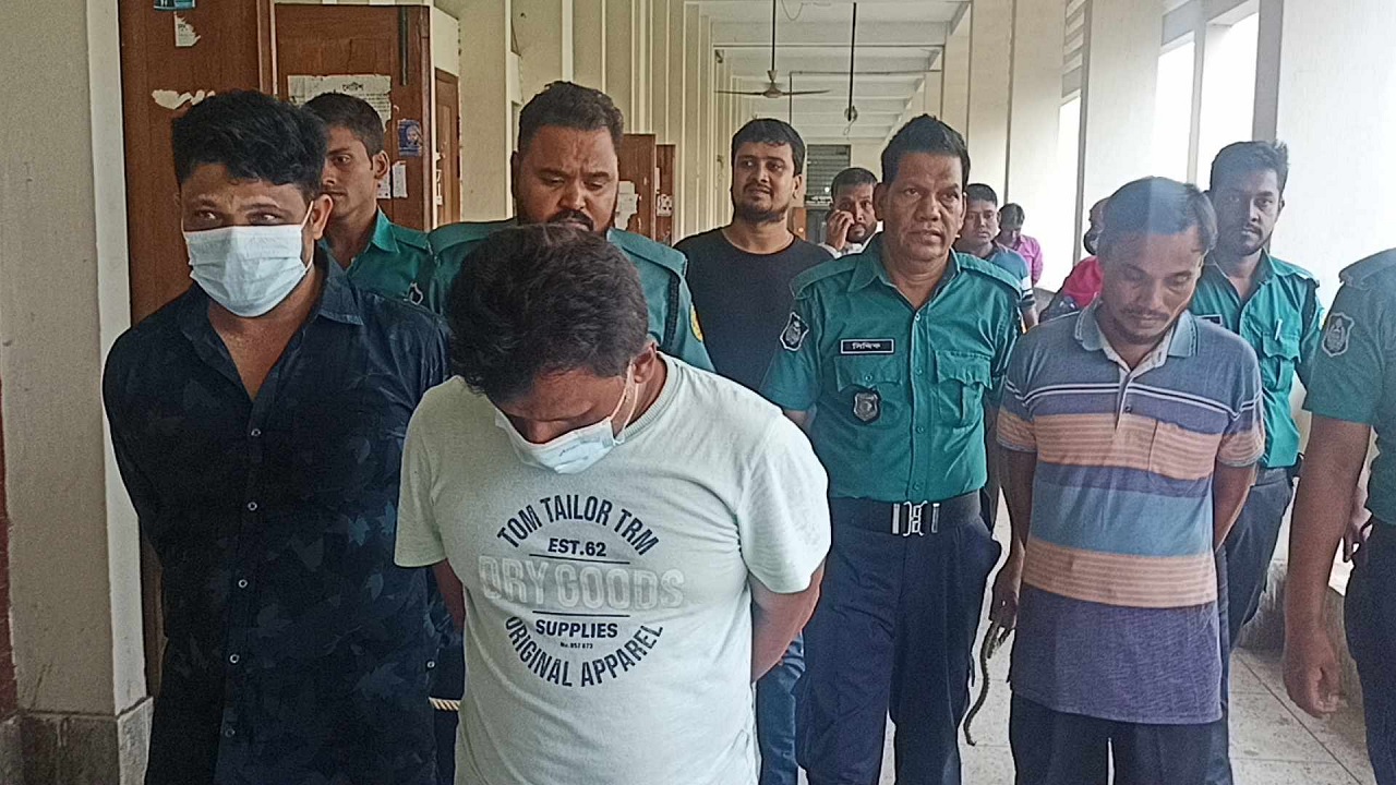 প্রতারণার মাধ্যমে অর্থ আত্মসাতের ঘটনায় সোনালী ব্যাংকের প্রিন্সিপাল অফিসারসহ ৪ জনের কারাদণ্ড। ছবি : কালবেলা 
