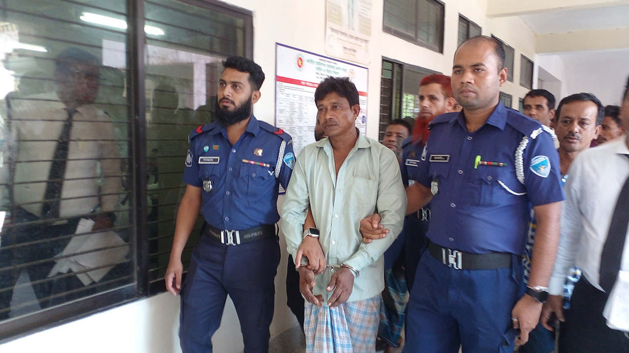 লক্ষ্মীপুরে হত্যা মামলায় যাবজ্জীবন সাজাপ্রাপ্ত আসামিকে আদালতে নেওয়া হচ্ছে। ছবি : কালবেলা