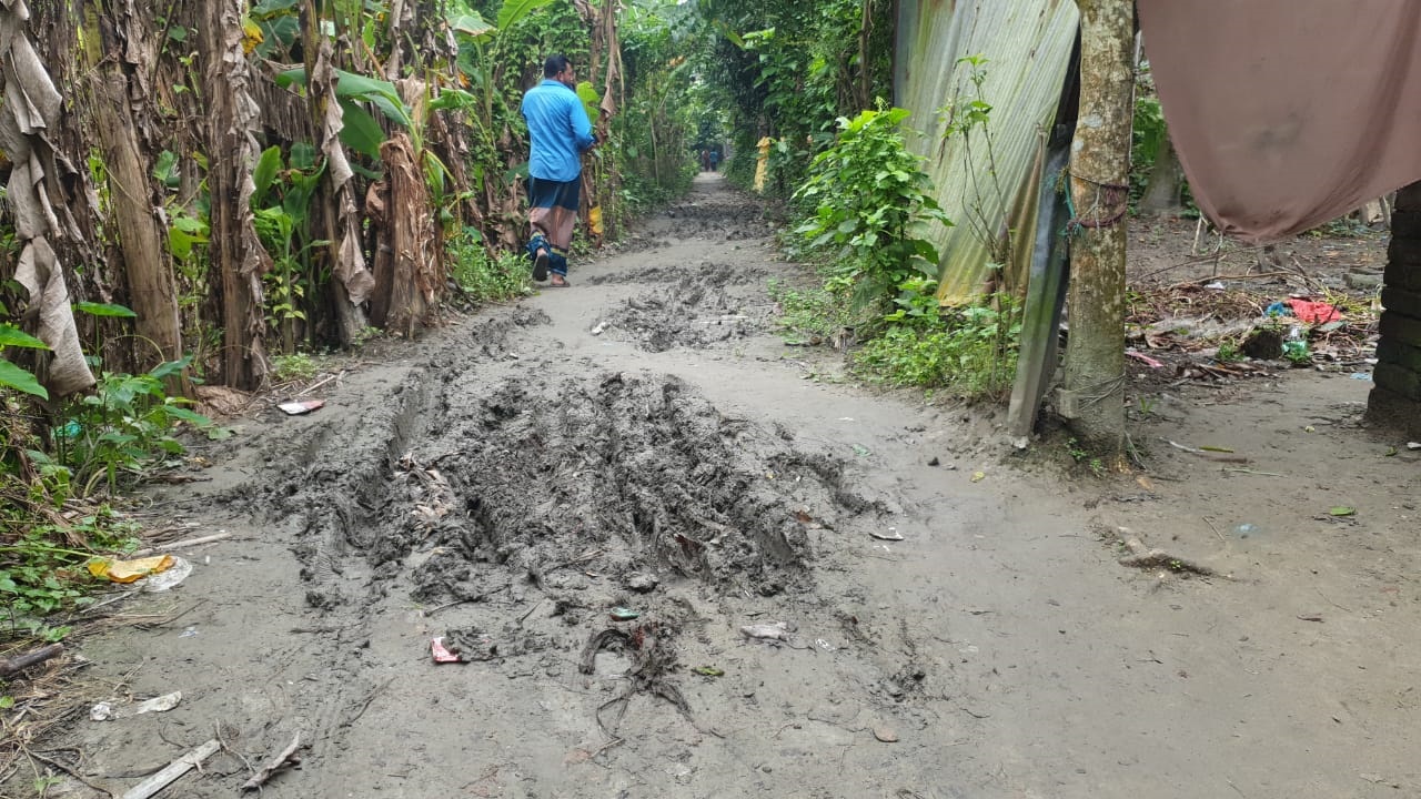 বৃষ্টিতে চলাচলের অযোগ্য হয়ে যায় রাস্তা। ছবি : কালবেলা