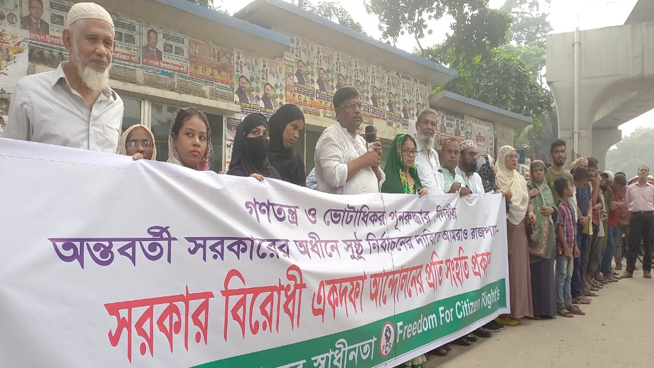 জাতীয় প্রেস ক্লাবের সামনে সংহতি সমাবেশে বক্তব্য রাখেন শেখ রফিকুল ইসলাম বাবলু। ছবি : কালবেলা