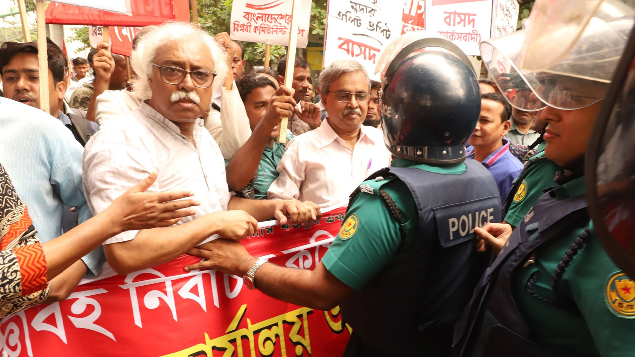 গণতান্ত্রিক জোটের আগারগাঁওস্থ নির্বাচন অফিস ঘেরাও কর্মসূচিতে পুলিশ বাধা দেয়। ছবি : কালবেলা