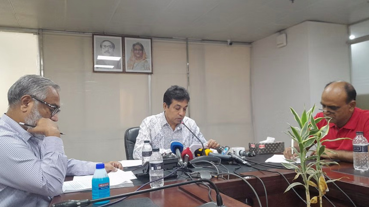 জাতীয় নিরাপদ সড়ক দিবস উপলক্ষে বনানী বিআরটিএ ভবনে আয়োজিত সংবাদ সম্মেলন। ছবি : কালবেলা