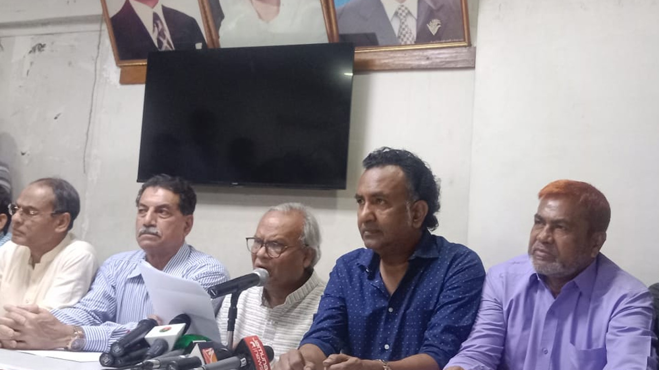 নয়াপল্টনে বিএনপির কেন্দ্রীয় কার্যালয়ে সংবাদ সম্মেলনে বক্তব্য রাখেন দলটির সিনিয়র যুগ্ম-মহাসচিব রুহুল কবির রিজভী। ছবি : কালবেলা