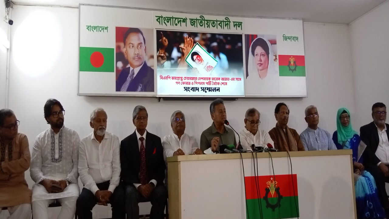 গুলশানে বিএনপি চেয়ারপারসনের রাজনৈতিক কার্যালয়ে সমমনা দল গণফোরাম ও পিপপল পার্টিও সাথে বৈঠক শেষে সংবাদ সম্মেলনে বক্তব্য রাখেন আমীর খসরু। ছবি : কালবেলা