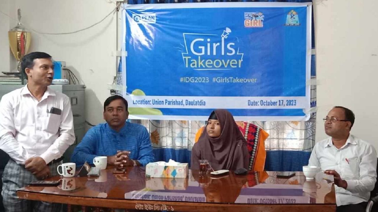 চেয়ারম্যানের আসনে দশম শ্রেণির ছাত্রী। ছবি : কালবেলা