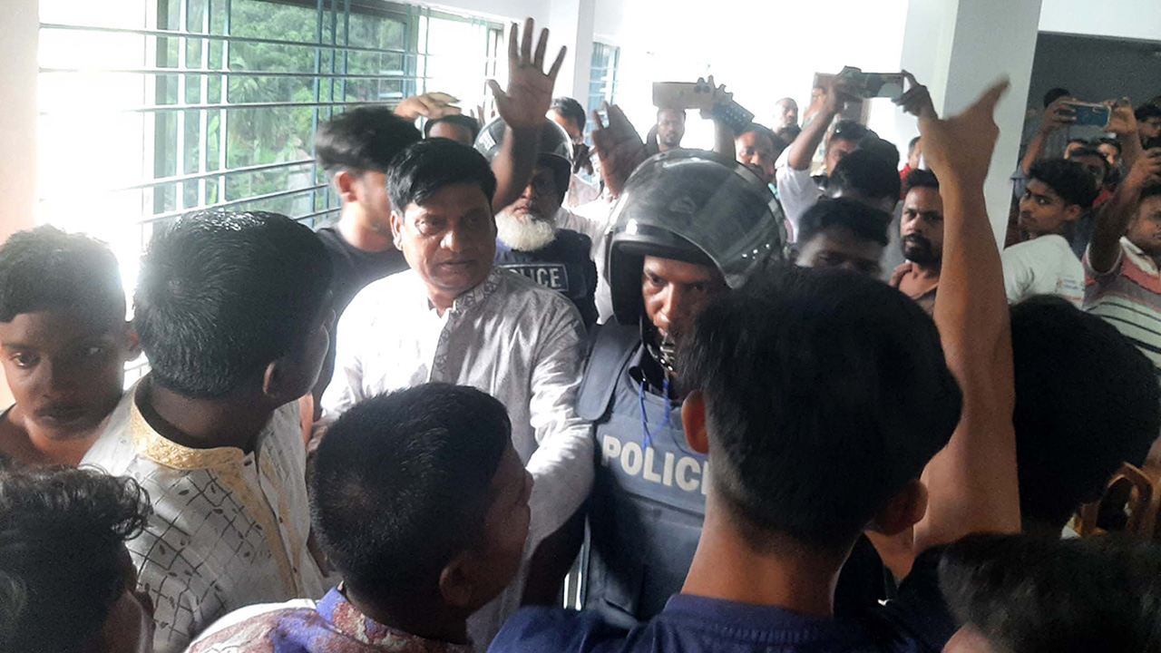 নাটোরে বড়াইগ্রামে আ.লীগের পূর্ণাঙ্গ কমিটির পরিচিতি সভায় এমপির উপস্থিতিতেই হাতাহাতি। ছবি : কালবেলা