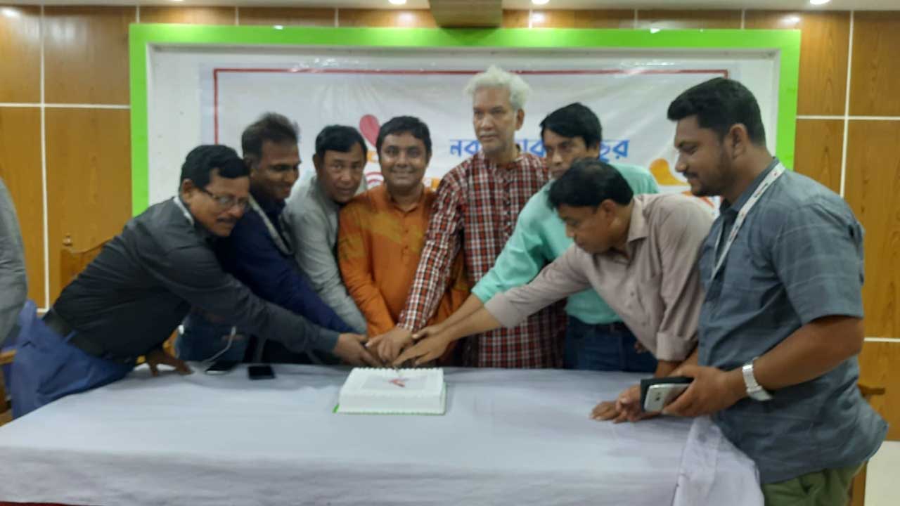 কেক কেটে কালবেলার বর্ষপূর্তি উদযাপন। ছবি : কালবেলা