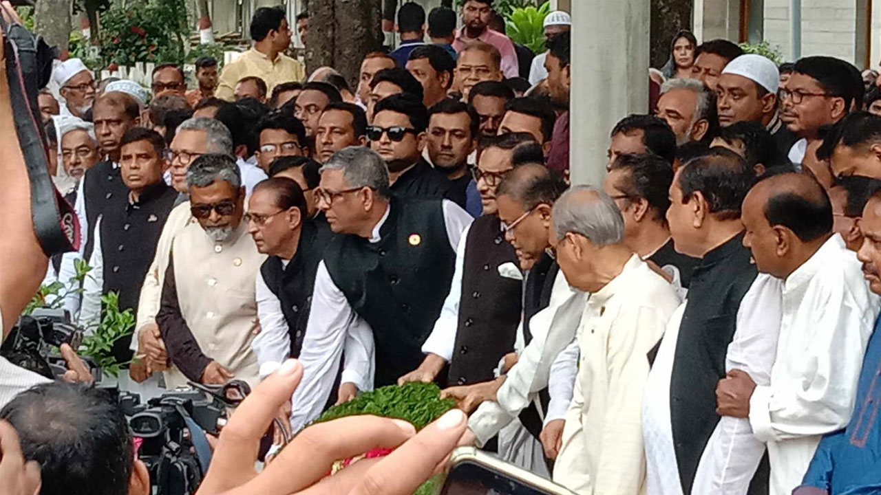 বনানীতে শ্রদ্ধা জানাচ্ছেন আওয়ামী লীগের নেতাকর্মীরা। পুরোনো ছবি