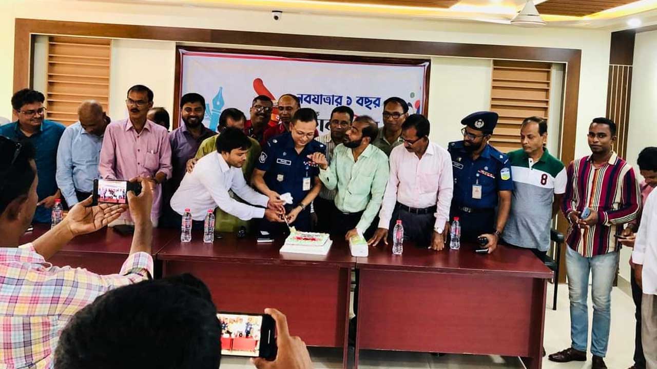 কেক কেটে কালবেলার বর্ষপূর্তি উদযাপন। ছবি : কালবেলা