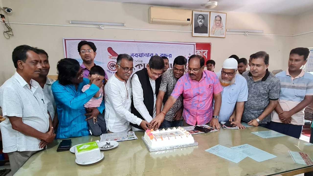 কেক কেটে কালবেলার বর্ষপূর্তি উদযাপন। ছবি : কালবেলা