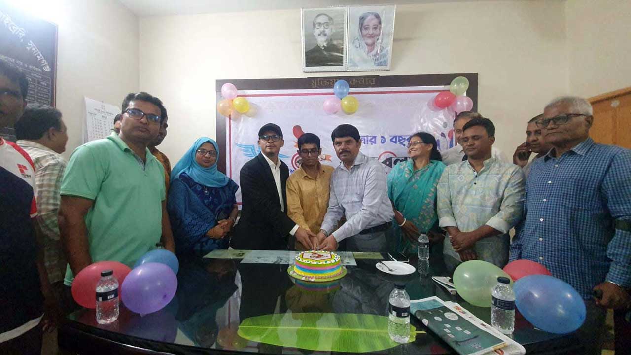 কেক কেটে কালবেলার বর্ষপূর্তি উদযাপন। ছবি : কালবেলা