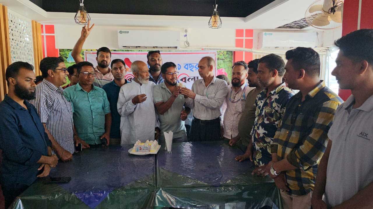 কেক কেটে কালবেলার বর্ষপূর্তি উদযাপন। ছবি : কালবেলা