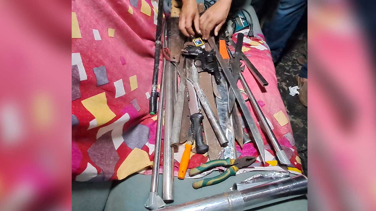 কিশোরগঞ্জে ছাত্রদল নেতার বাড়ি থেকে অস্ত্র উদ্ধার করেছে পুলিশ। ছবি : কালবেলা