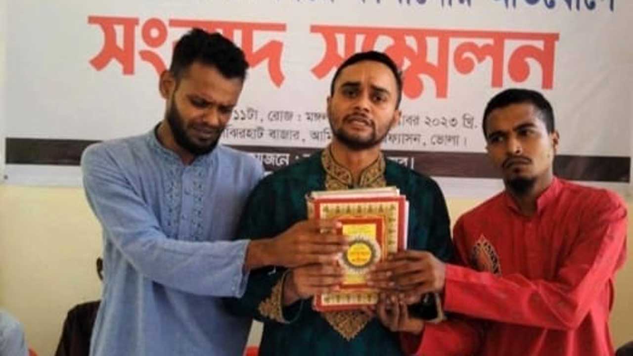 কোরআন ছুঁয়ে পুলিশের ‍বিরুদ্ধে ছাত্রলীগ নেতাদের অভিযোগ। ছবি : কালবেলা