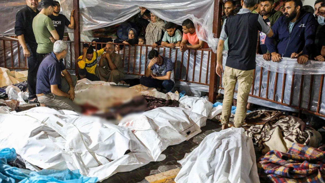 আল আহলি হাসপাতালে বোমা হামলায় নিহতদের মৃতদেহ মঙ্গলবার গাজার আল শিফা হাসপাতালের বাইরে জড়ো করা হয়েছে। ছবি : এএফপি