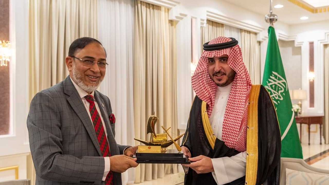রাষ্ট্রদূত ড. মোহাম্মদ জাবেদ পাটোয়ারী ও সৌদি আরবের আল জউফ প্রদেশের গভর্নর প্রিন্স ফয়সাল বিন নাওয়াফ বিন আবদুল আজিজ আল সউদ। ছবি : সংগৃহীত