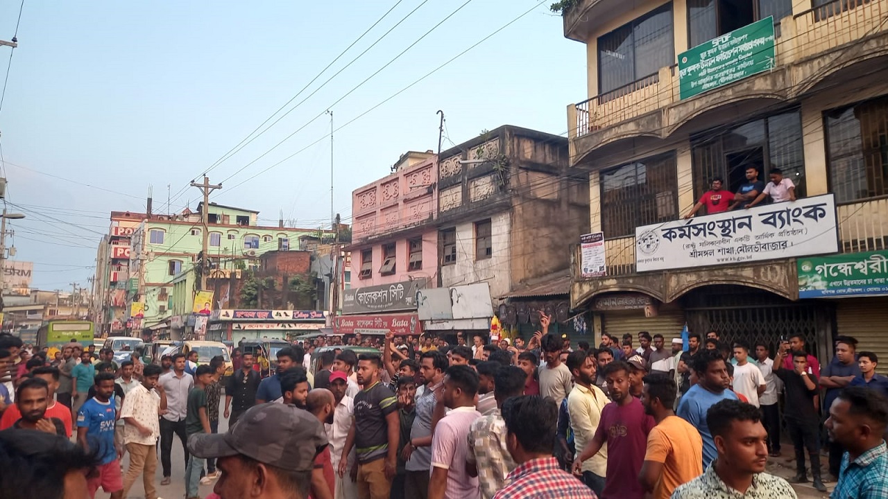 শ্রীমঙ্গল শহরের সোনালি মার্কেটের সামনে ছাত্রলীগের দুপক্ষের নেতাকর্মীদের ভিড়। ছবি : কালবেলা