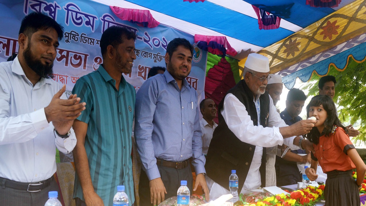শিশু শিক্ষার্থীকে ডিম খাওয়াচ্ছেন বগুড়া-৫ আসনের সংসদ সদস্য বীর মুক্তিযোদ্ধা আলহাজ হাবিবর রহমান। ছবি : কালবেলা