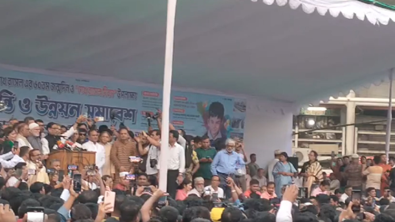 রাজধানীর বায়তুল মোকাররমের দক্ষিণ গেটে আওয়ামী লীগ আয়োজিত শান্তি ও উন্নয়ন সমাবেশে বক্তব্য রাখছেন ওবায়দুল কাদের। ছবি : সংগৃহীত