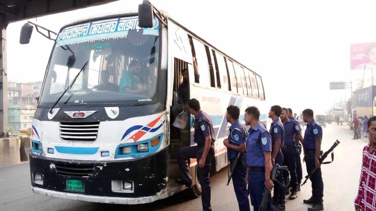 নারায়ণগঞ্জের সিদ্ধিরগঞ্জে যানবাহনে তল্লাশি চালাচ্ছে পুলিশ। ছবি : সংগৃহীত