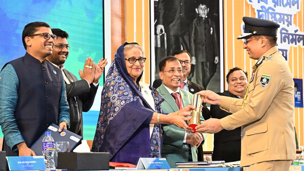 আইজিপি চৌধুরী আবদুল্লাহ আল-মামুনের হাতে স্মার্ট বাংলাদেশ পুরস্কার তুলে দেন প্রধানমন্ত্রী শেখ হাসিনা। ছবি : সংগৃহীত