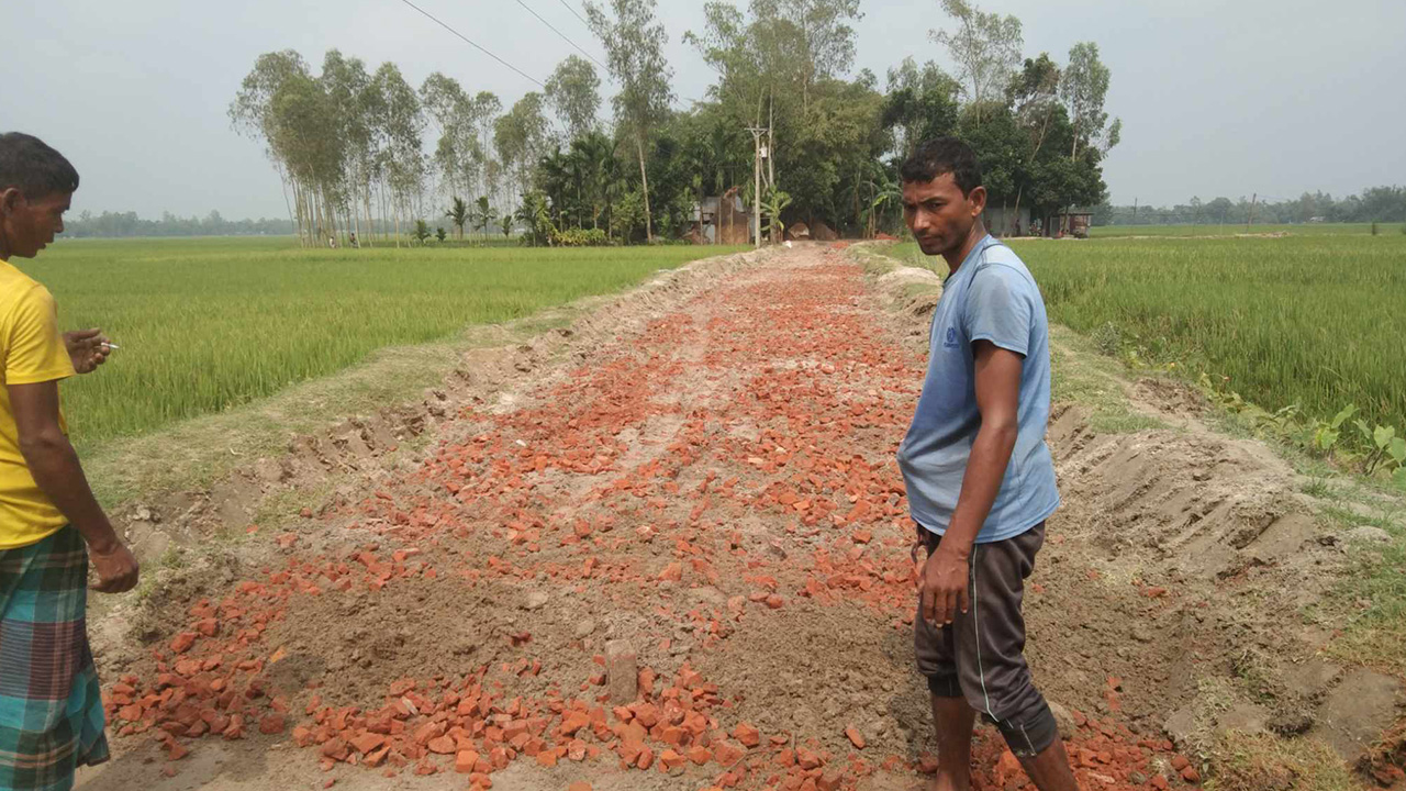 নীলফামারীর ডিমলায় এলজিইডির রাস্তা নির্মাণে দুর্নীতির অভিযোগ। ছবি : কালবেলা