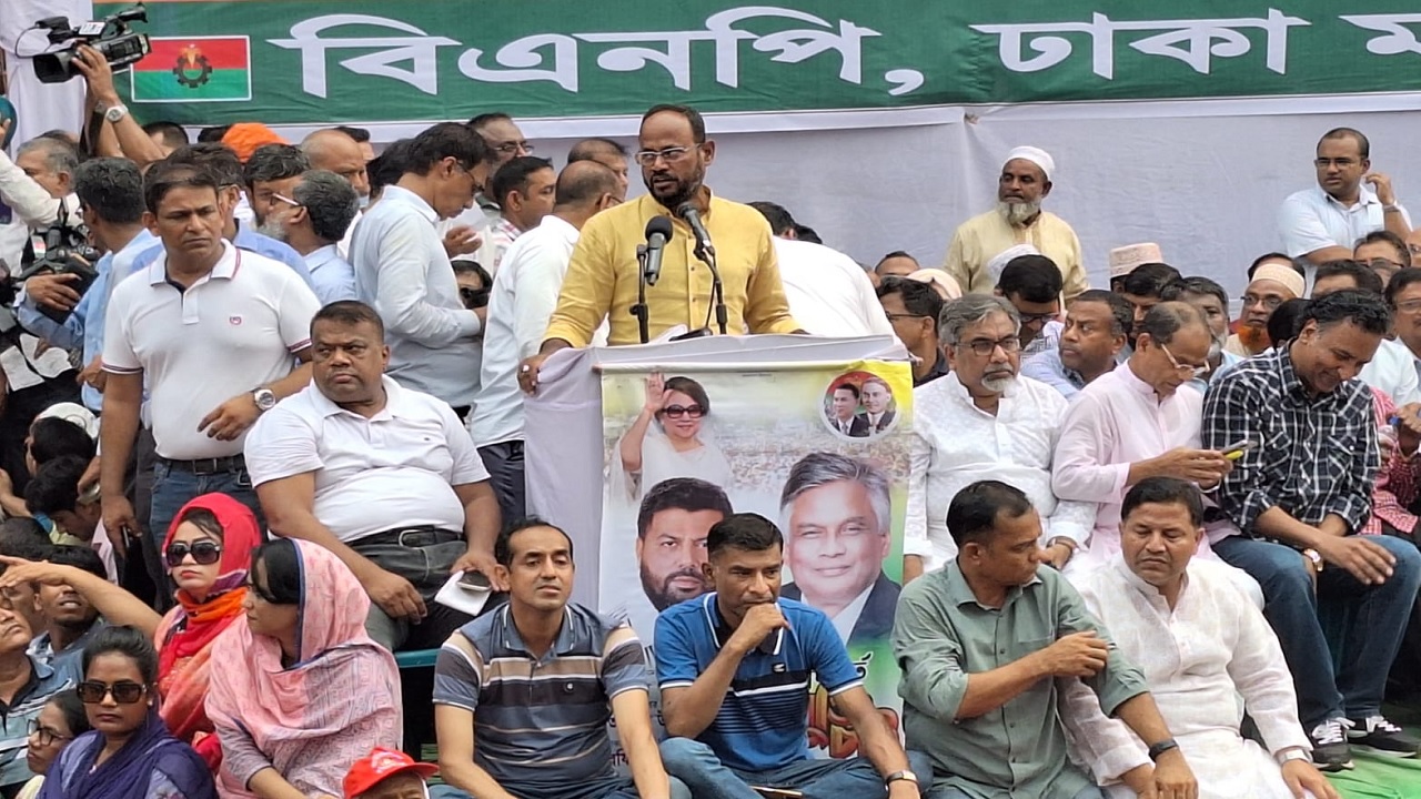 নয়াপল্টনে বিএনপির কেন্দ্রীয় কার্যালয়ের সামনের সড়কে এক জনসমাবেশে কথা বলছেন জাতীয়তাবাদী যুবদলের সভাপতি সুলতান সালাউদ্দিন টুকু। ছবি : কালবেলা