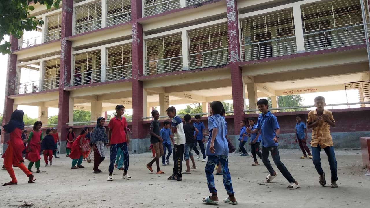স্কুলমাঠে খেলাধুলা করছে শিক্ষার্থীরা : কালবেলা