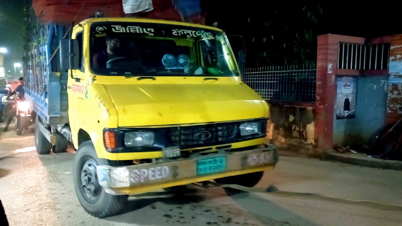ঘাতক ট্রাক। ছবি : কালবেলা
