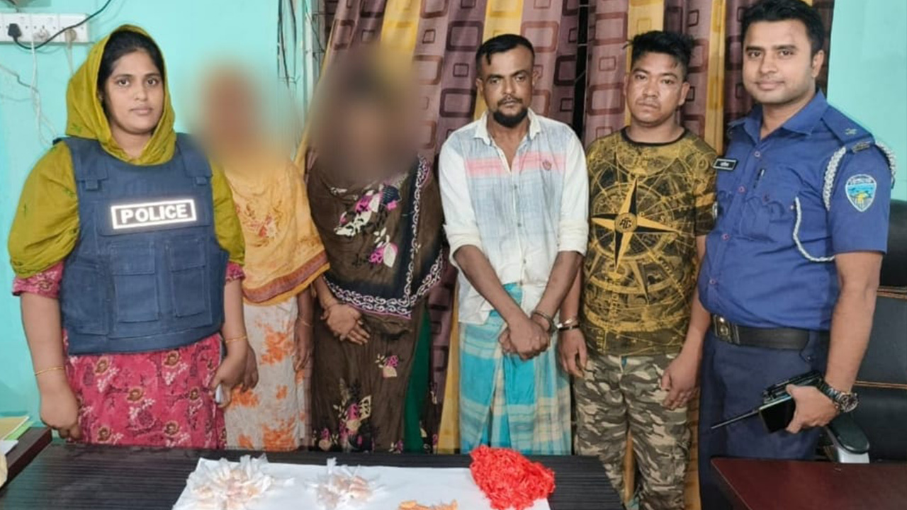 নোয়াখালীর বেগমগঞ্জে দুই রোহিঙ্গা যুবকসহ গ্রেপ্তার ৪। ছবি : কালবেলা