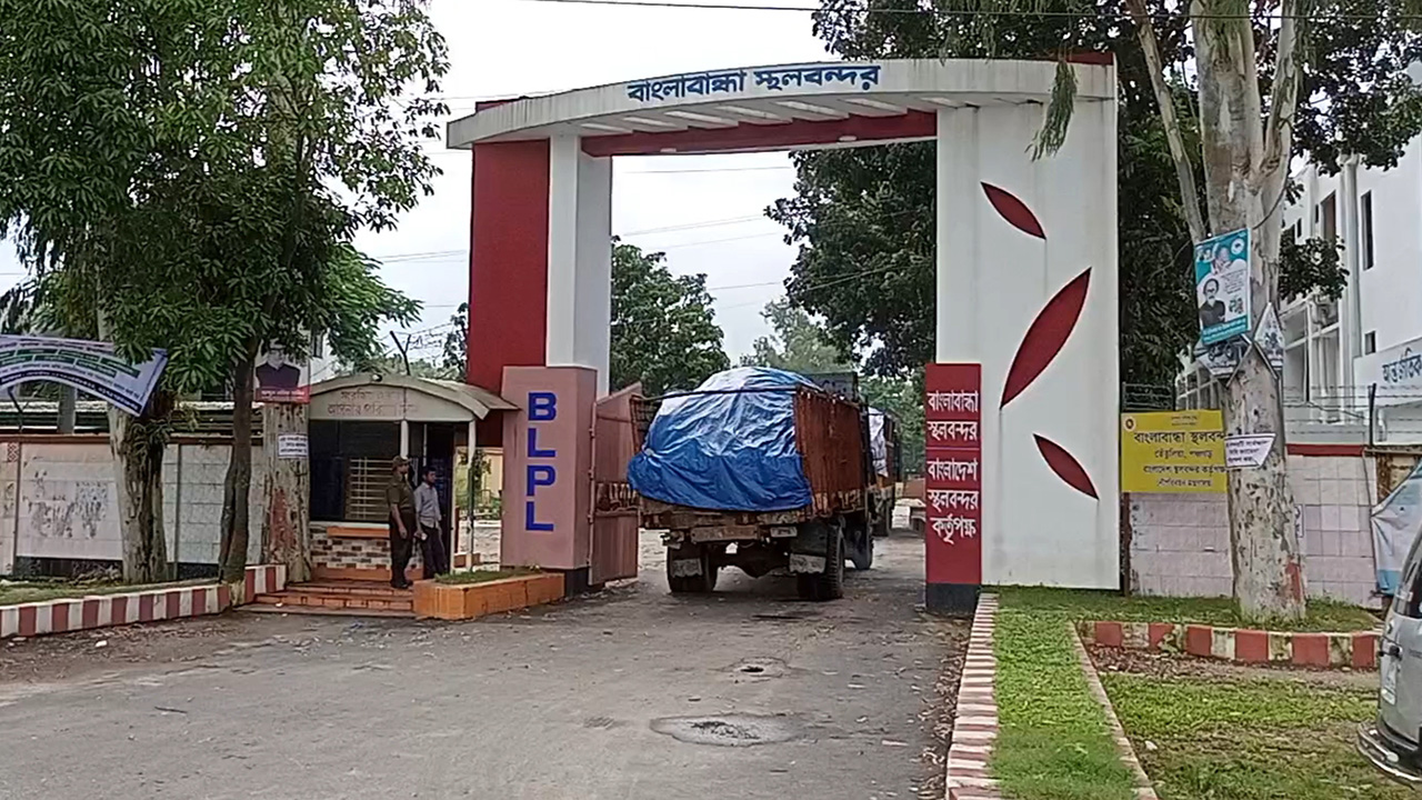 দুর্গাপূজায় টানা ৮ দিন বন্ধ থাকছে বাংলাবান্ধা স্থলবন্দরে আমদানি-রপ্তানি। ছবি : কালবেলা