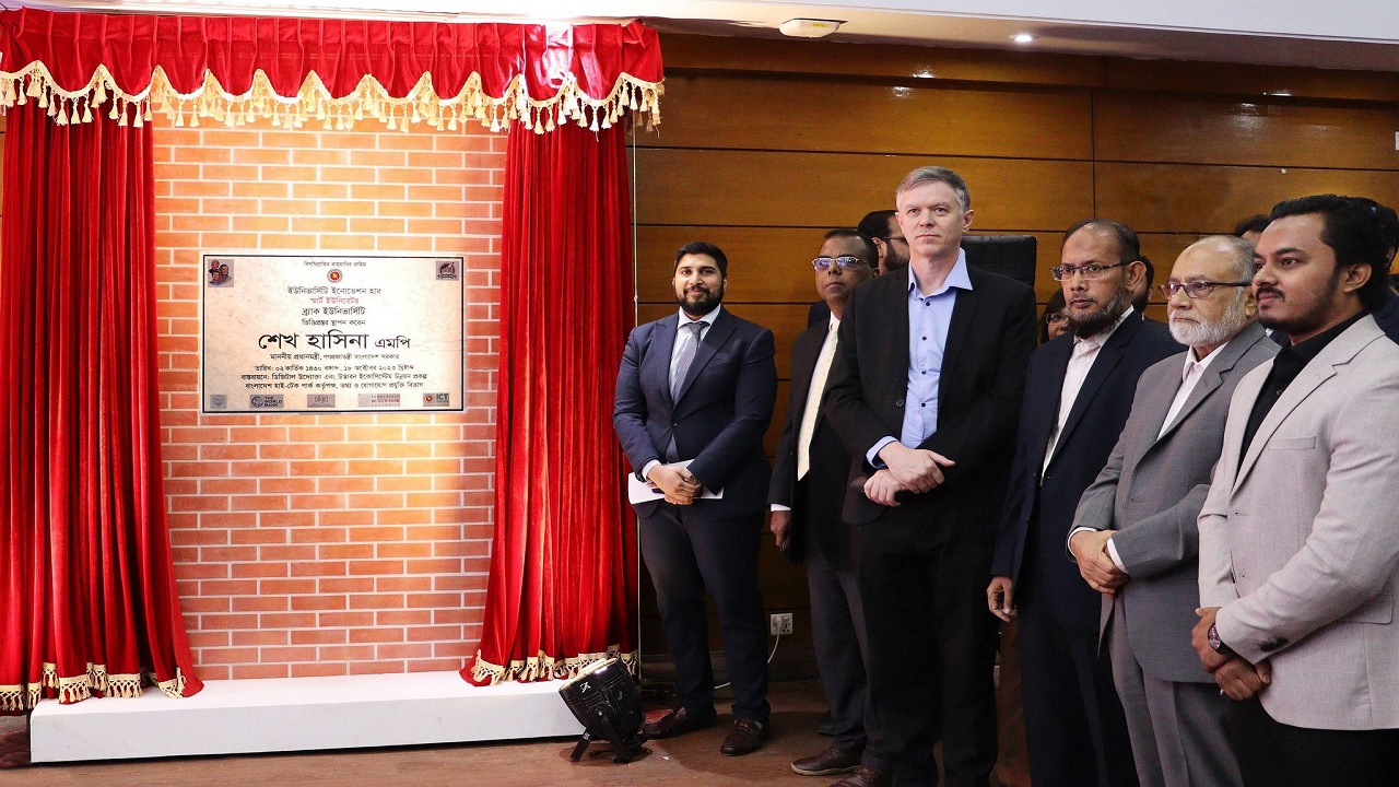 ব্র্যাক ইউনিভার্সিটিতে ‘ইউনিভার্সিটি ইনোভেশন হাব-স্মার্ট ইউনিবেটর’র ভিত্তিপ্রস্তর স্থাপন করা হয়েছে। ছবি : কালবেলা