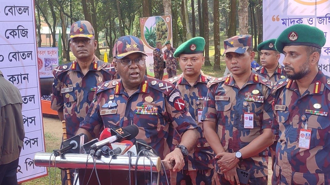 কুমিল্লার ক্ষুদ্রাস্ত্র ফায়ারিং রেঞ্জে বক্তব্য দিচ্ছেন বিজিবি মহাপরিচালক (ডিজি) মেজর জেনারেল এ কে এম নাজমুল হাসান। ছবি : কালবেলা