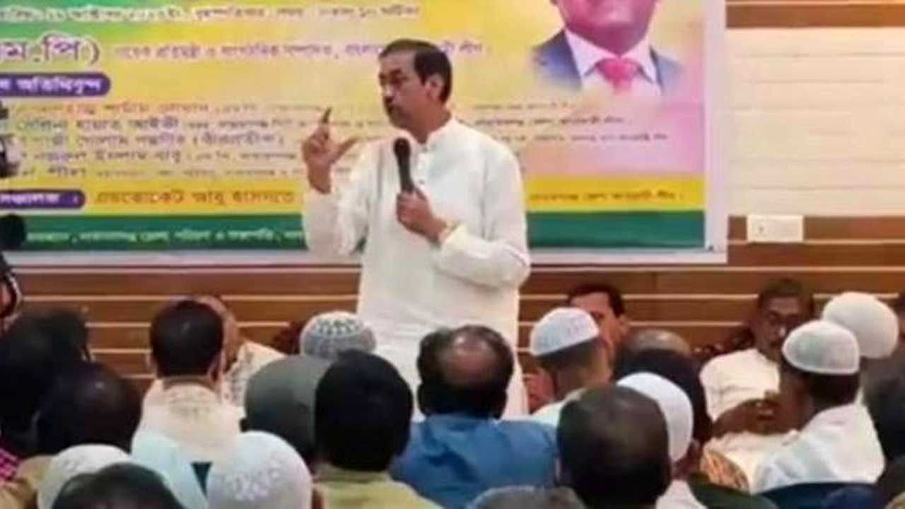 নারায়ণগঞ্জ জেলা ও মহানগর আওয়ামী লীগের বর্ধিত সভায় বক্তব্য দেন নারায়ণগঞ্জ-৪ আসনের সংসদ সদস্য এ কে এম শামীম ওসমান। ছবি : কালবেলা