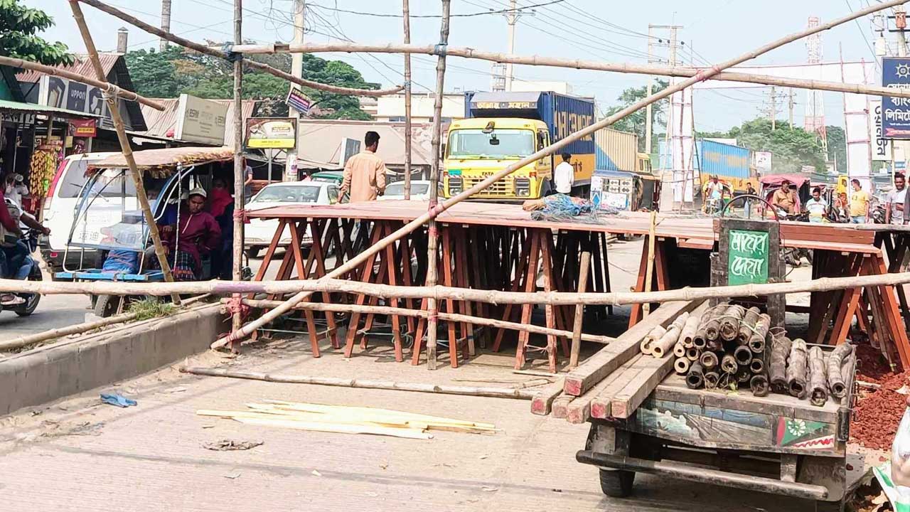 রেস্টুরেন্ট উদ্বোধন অনুষ্ঠান করতে বন্ধ করা হয়েছে সড়কের একপাশ। ছবি : কালবেলা