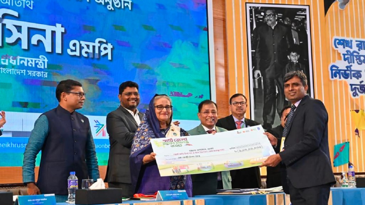 প্রধানমন্ত্রীর কাছ থেকে স্মার্ট বাংলাদেশ পদক নিচ্ছেন ঢাকা জেলা প্রশাসক। ছবি : সংগৃহীত