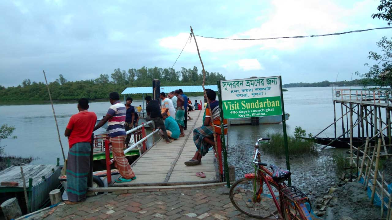 খুলনার ৪ নম্বর কয়রা লঞ্চঘাট। ছবি : কালবেলা