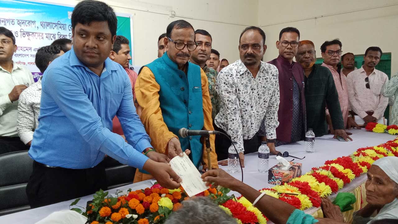 লালমনিরহাটে কৃষকদের মাঝে সার, বীজ ও কীটনাশক বিতরণ করা হয়। ছবি : কালবেলা