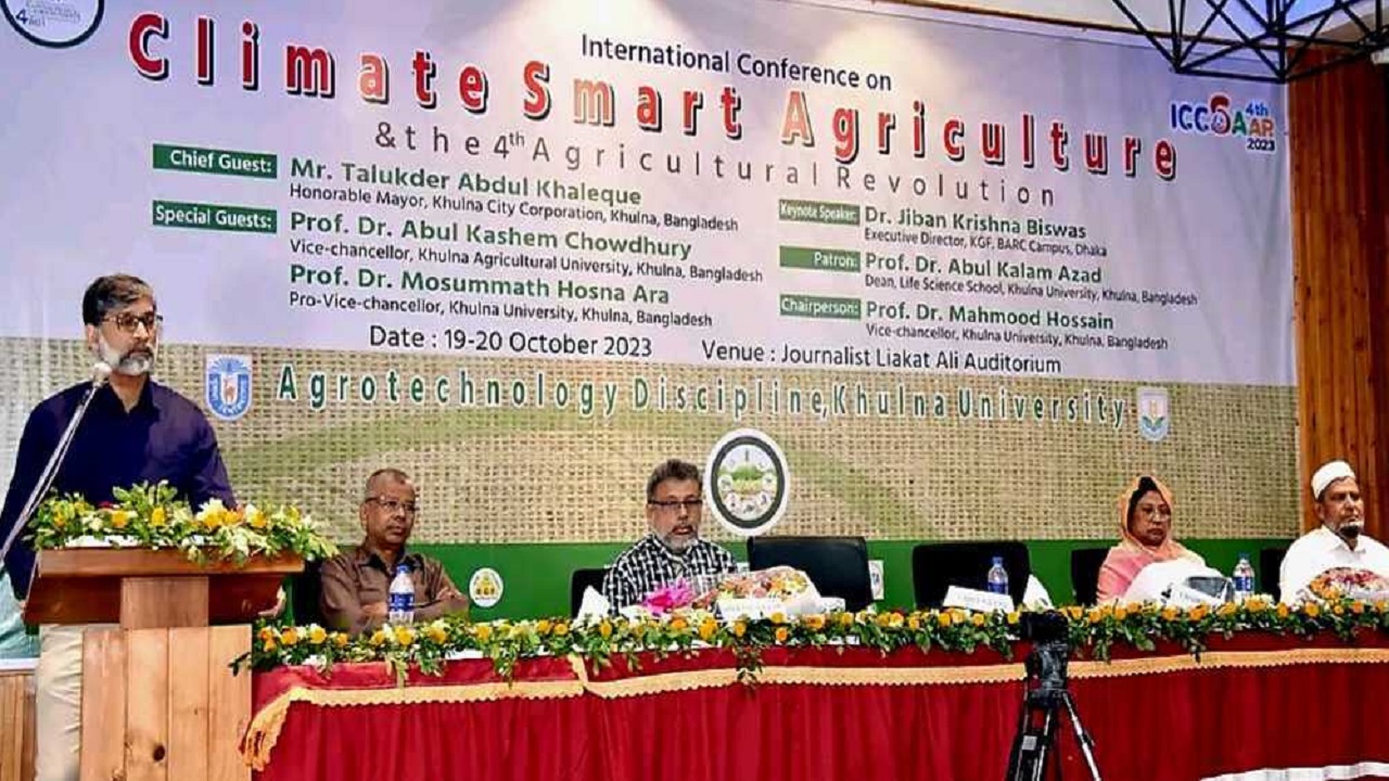 আন্তর্জাতিক সম্মেলনে বক্তব্য দিচ্ছেন খুলনা বিশ্ববিদ্যালয়ের উপাচার্য প্রফেসর ড. মাহমুদ হোসেন। ছবি : কালবেলা