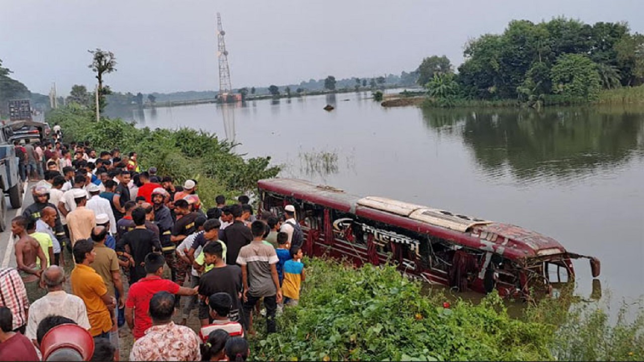 সড়ক দুর্ঘটনায় খালে পড়ে উল্টে যায় যাত্রীবাহী বাস। ছবি : কালবেলা