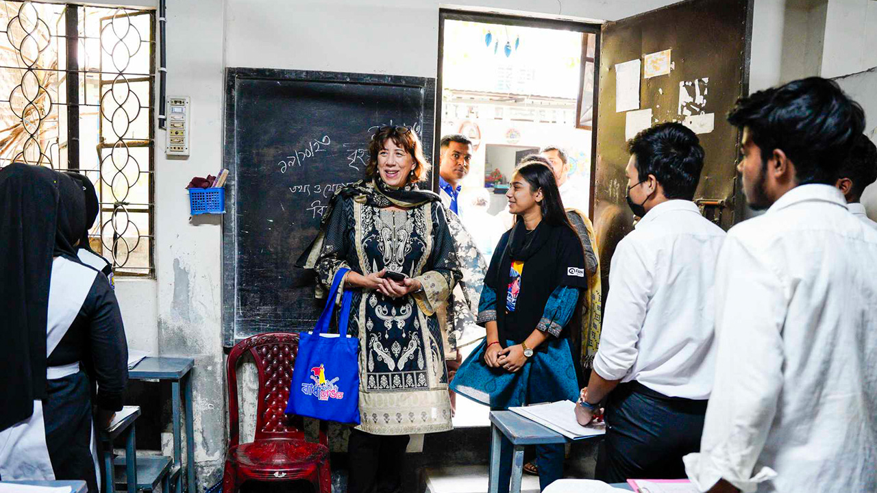 ধলপুরে ডাচ রাষ্ট্রদূত ইরমা ভ্যান ডোরেন। ছবি : সংগৃহীত