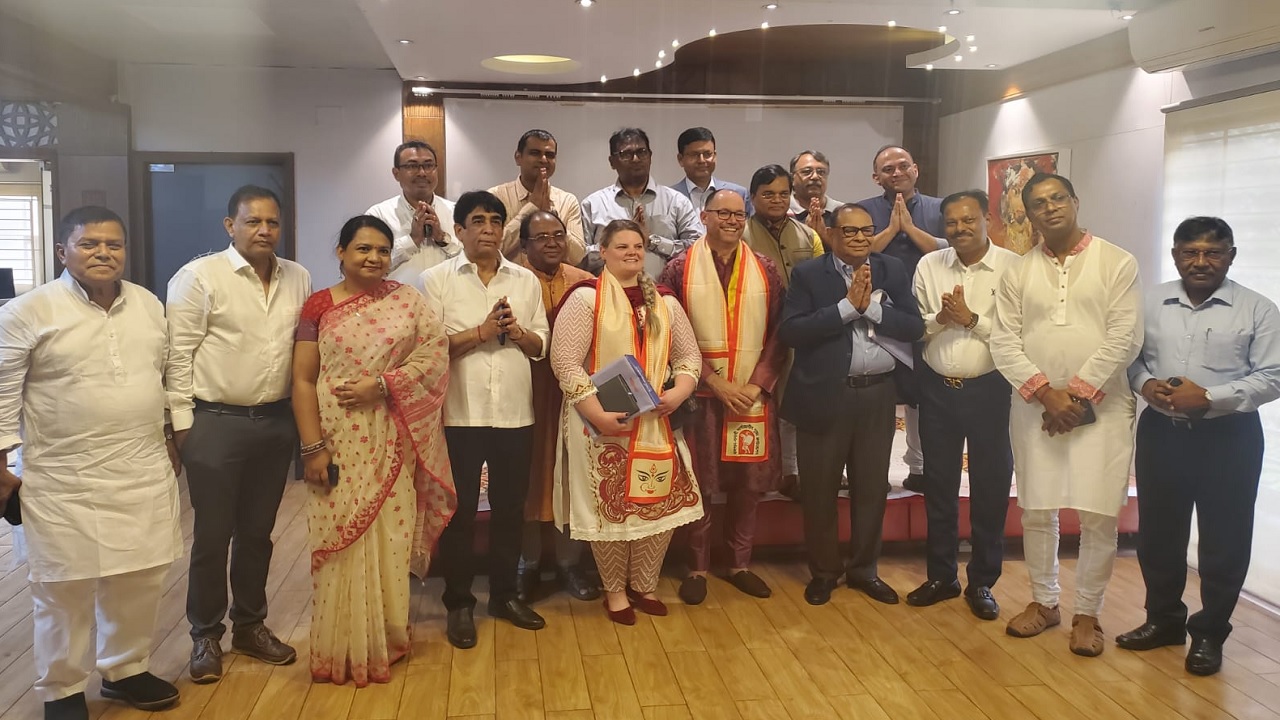 বনানী পূজামণ্ডপ পরিদর্শন করেন মার্কিন রাষ্ট্রদূত। ছবি : কালবেলা