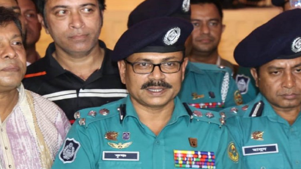 পূজা উদযাপন প্রস্তুতি নিয়ে কথা বলছেন চট্টগ্রাম মেট্রোপলিটন পুলিশের কমিশনার কৃষ্ণপদ রায়। ছবি : কালবেলা