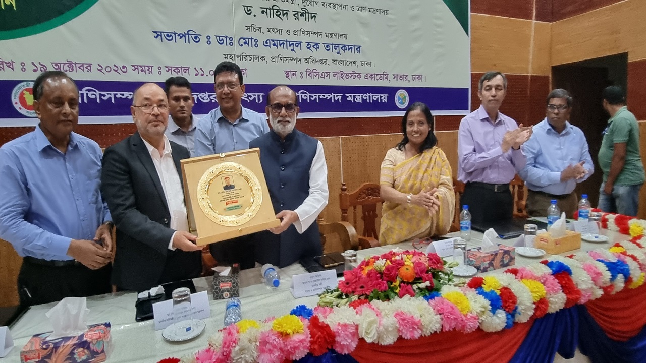 সাভারের এক অনুষ্ঠানে মৎস্য ও প্রাণিসম্পদমন্ত্রী অ্যাডভোকেট শ ম রেজাউল করিম। ছবি : কালবেলা